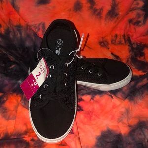 NWT Black Kid’s tennis shoes